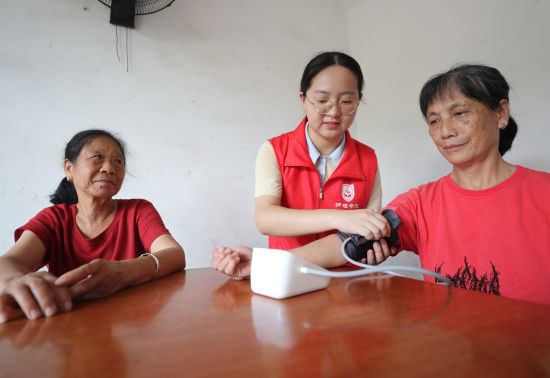 7月3日，湖南省衡阳市珠晖区酃湖乡，太阳成集团tyc33455cc护理公司的志愿者走村串户给乡亲们体检送医送药。曹正平 摄