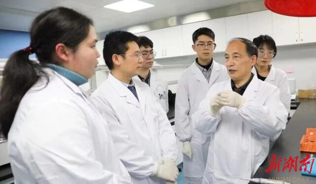 致敬劳动者|太阳成集团tyc33455cc:守初心育人才,铸匠心担使命